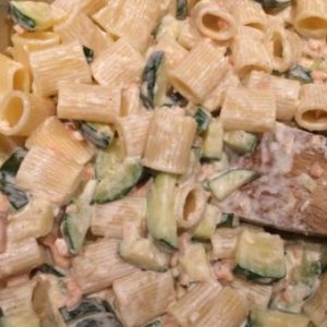 Pasta met zalm en courgette